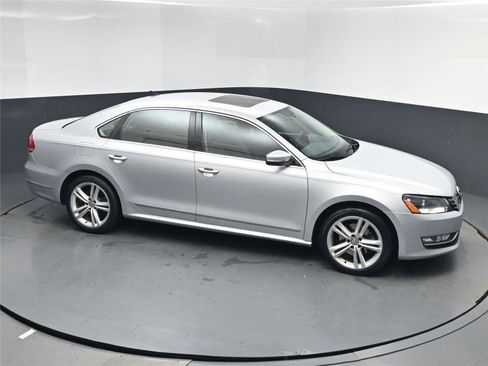 Used 2015 Volkswagen Passat 1.8T SEL Premium image 16