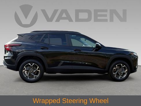 Used 2025 Chevrolet Trax LT w/ LT Convenience Package FWD image 5