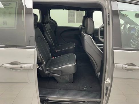 Used 2025 Chrysler Pacifica Limited image 13