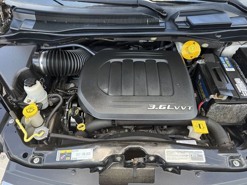 Used 2014 Chrysler Town & Country Touring-L w/ Driver Convenience Group FWD image 21