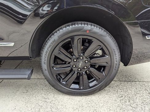 Used 2024 Lincoln Navigator Reserve image 14
