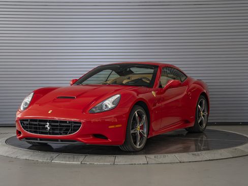 Used 2014 Ferrari California RWD image 9