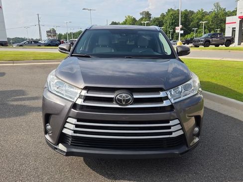 Used 2019 Toyota Highlander XLE FWD image 2