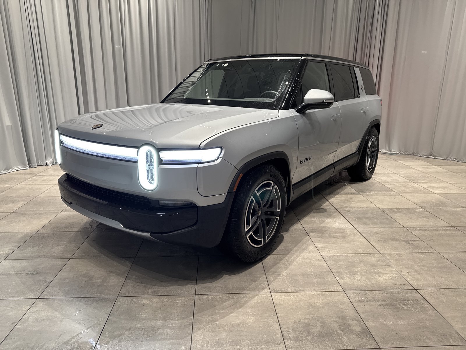 Used 2025 Rivian R1S Adventure Dual AWD/4WD image 1