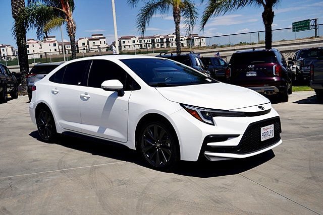 Used 2025 Toyota Corolla SE FWD image 2