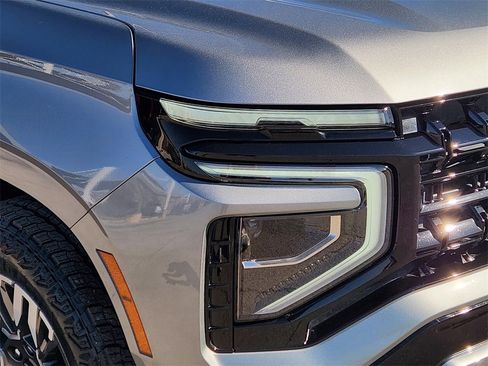 Certified 2025 Chevrolet Suburban Z71 w/ Z71 Off-Road Package image 8