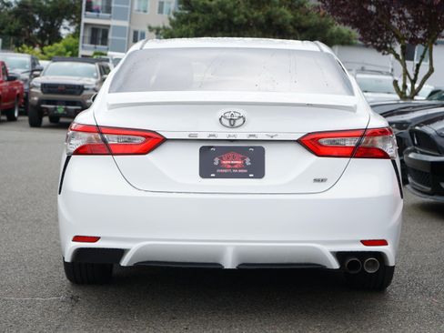 Used 2018 Toyota Camry SE w/ Convenience Package FWD image 4