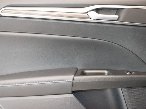 Used 2018 Ford Fusion SE w/ Fusion SE Technology Package FWD image 17