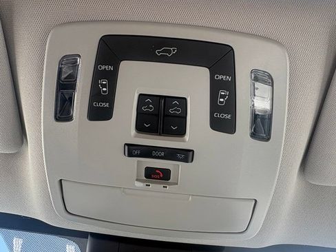 Used 2025 Toyota Sienna XLE w/ XLE Plus Package FWD image 26