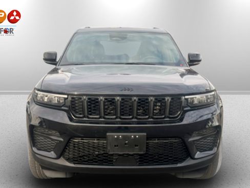 Used 2023 Jeep Grand Cherokee Altitude image 2