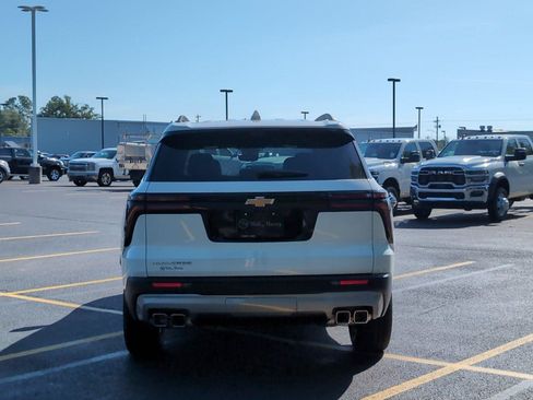 New 2026 Chevrolet Traverse LT w/ Driver Confidence Package FWD image 4