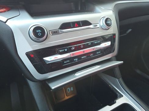 Used 2022 Ford Explorer XLT image 13