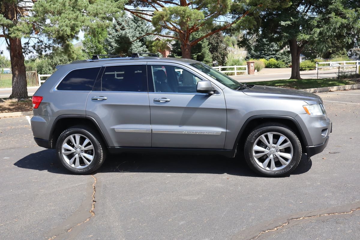 Used 2012 Jeep Grand Cherokee Laredo AWD/4WD image 3