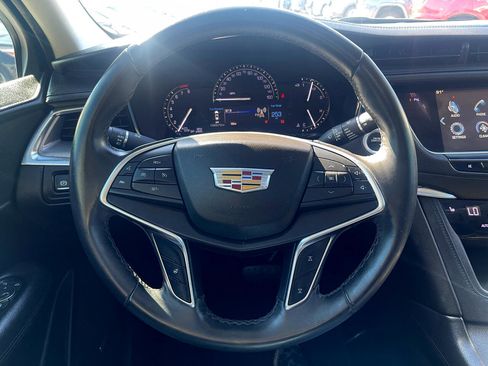 Used 2017 Cadillac XT5 Luxury image 16