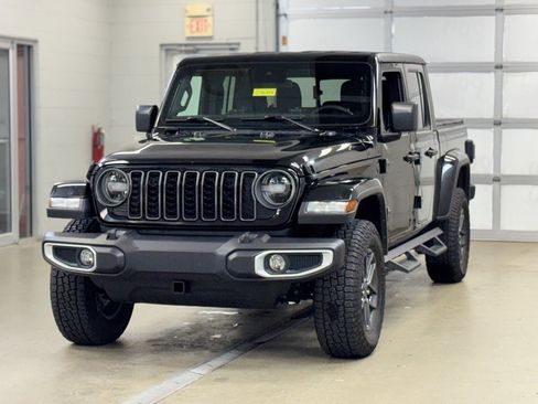 Used 2024 Jeep Gladiator Sport image 3