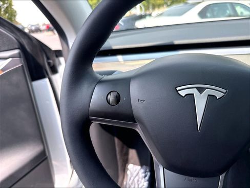 Used 2023 Tesla Model Y Performance AWD/4WD image 13