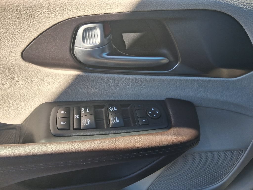 Used 2018 Chrysler Pacifica Touring-L Plus w/ Advanced Safetytec Group FWD image 12