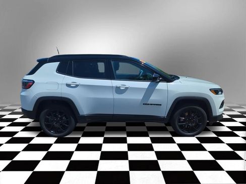 Used 2023 Jeep Compass Latitude w/ Sun and Sound Group AWD/4WD image 9