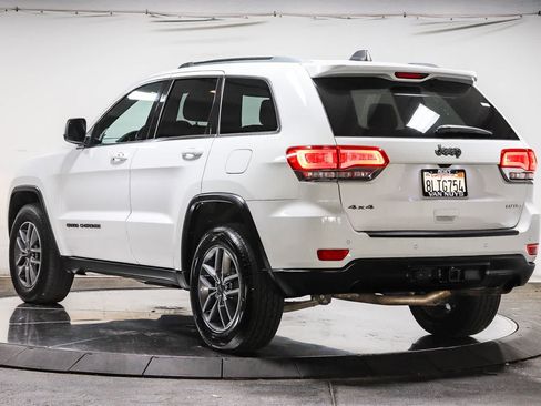 Used 2019 Jeep Grand Cherokee Laredo w/ Security & Convenience Group AWD/4WD image 2