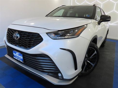 Used 2021 Toyota Highlander XSE FWD image 1