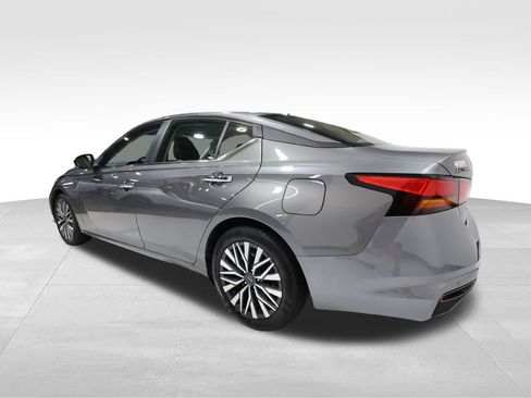 Used 2024 Nissan Altima 2.5 SV image 2