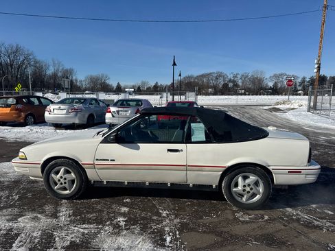 Used 1992 Pontiac Sunbird SE image 8