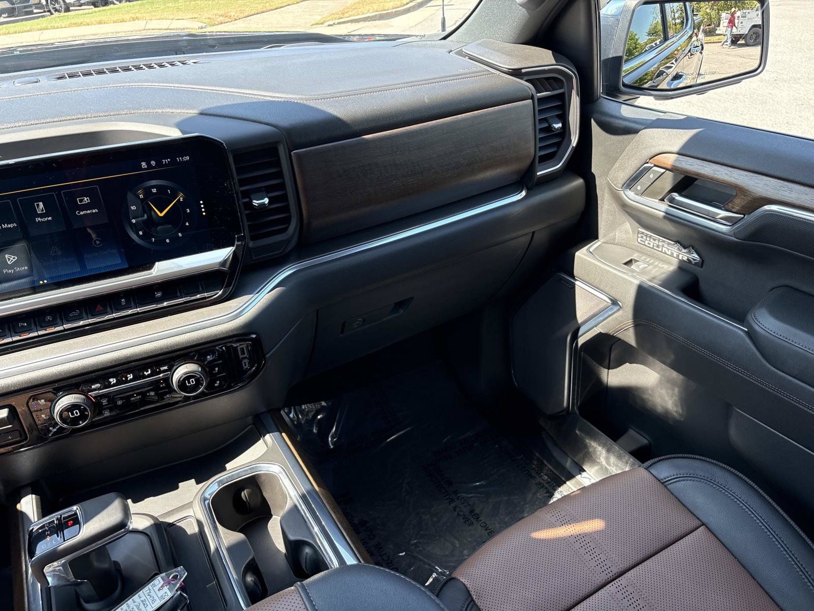Used 2023 Chevrolet Silverado 1500 High Country w/ High Country Premium Package AWD/4WD image 30