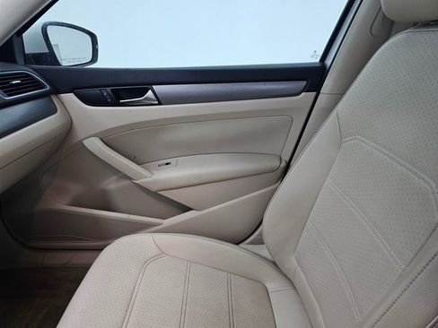 Used 2014 Volkswagen Passat TDI SE image 18