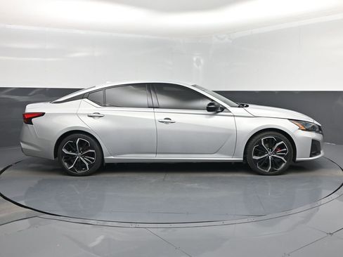 Used 2023 Nissan Altima 2.5 SR FWD image 2