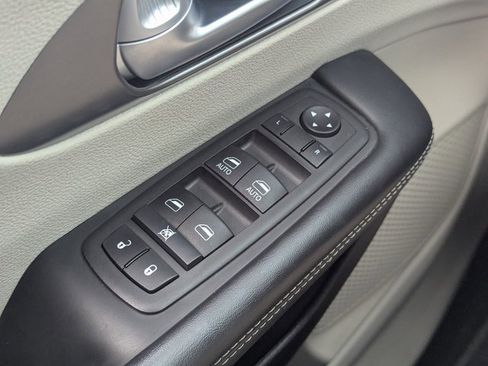 Used 2024 Chrysler Pacifica Touring-L image 22