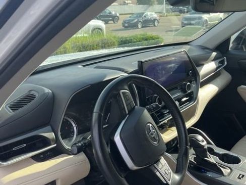 Used 2023 Toyota Highlander XLE image 12