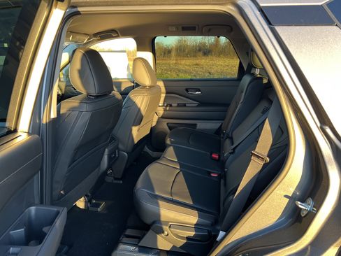 New 2025 Nissan Pathfinder SL image 5