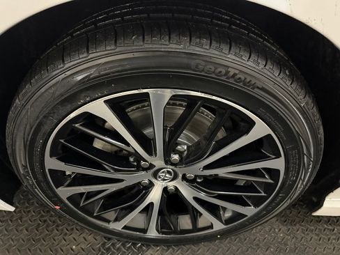 Used 2018 Toyota Camry SE image 18