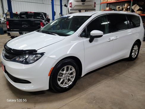 Used 2017 Chrysler Pacifica LX image 4