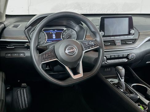 Used 2024 Nissan Altima 2.5 SV image 17