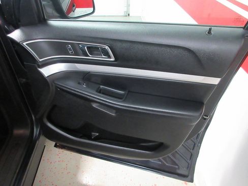 Used 2017 Ford Explorer XLT w/ Equipment Group 202A AWD/4WD image 30