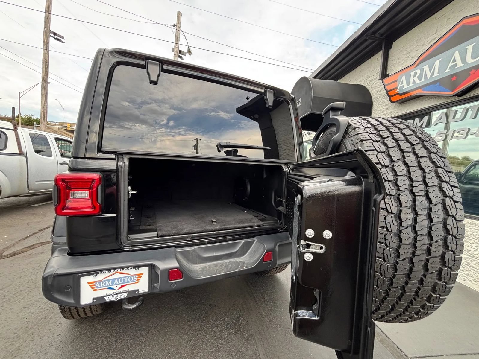 Used 2020 Jeep Wrangler Unlimited Sahara AWD/4WD image 39