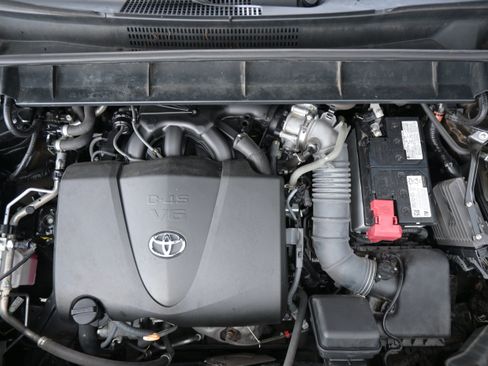 Used 2021 Toyota Highlander XLE FWD image 35