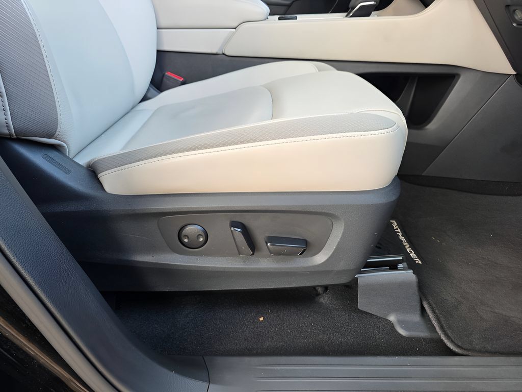 Used 2024 Nissan Pathfinder SL AWD/4WD image 12