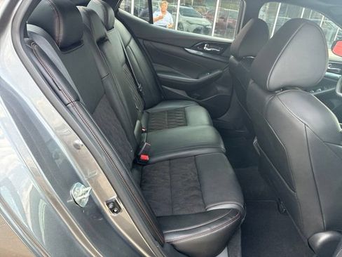 Used 2023 Nissan Maxima SR w/ Sport Mat Group FWD image 9