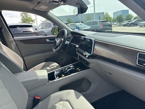 Used 2024 Volkswagen Atlas SE w/ Panoramic Sunroof Package image 15