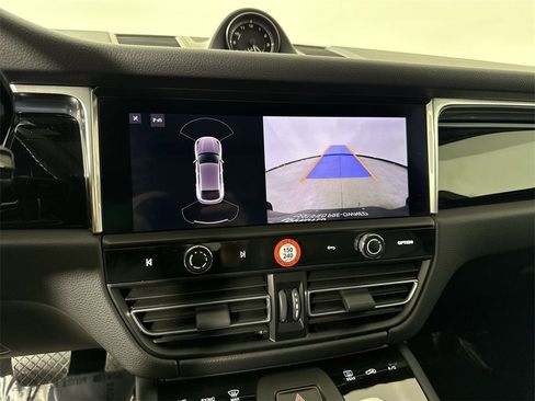 Certified 2025 Porsche Macan image 30