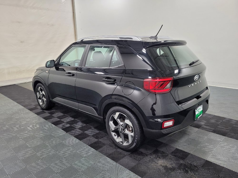 Used 2024 Hyundai Venue SEL FWD image 3
