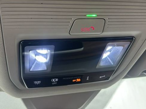 Used 2025 Volkswagen Atlas SE image 31