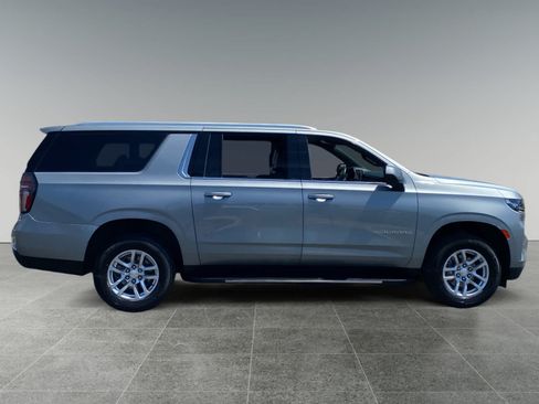 Used 2024 Chevrolet Suburban LT RWD image 6