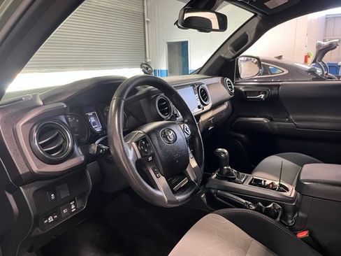 Used 2021 Toyota Tacoma TRD Off-Road w/ Technology Package AWD/4WD image 22