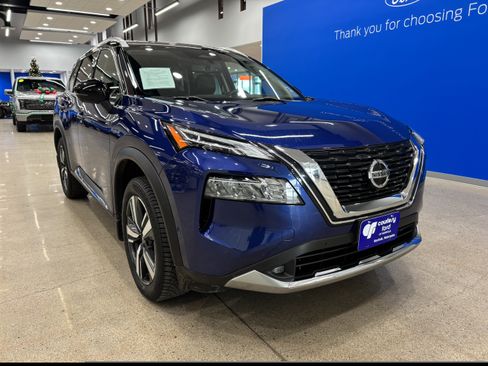 Used 2021 Nissan Rogue Platinum image 2