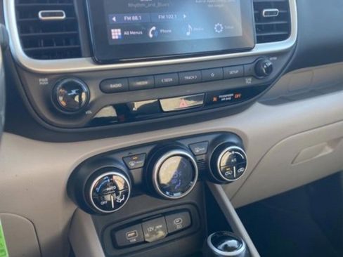 Used 2023 Hyundai Venue SEL image 19