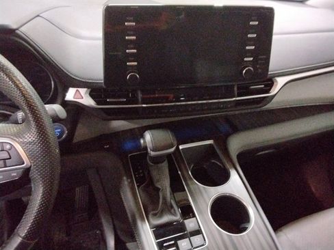 Used 2024 Toyota Sienna Limited AWD/4WD image 12