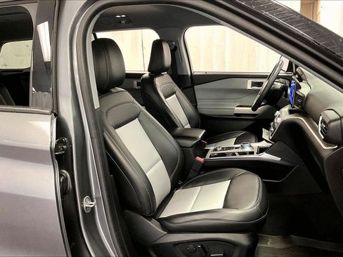 Certified 2022 Ford Explorer XLT w/ Equipment Group 202A image 7